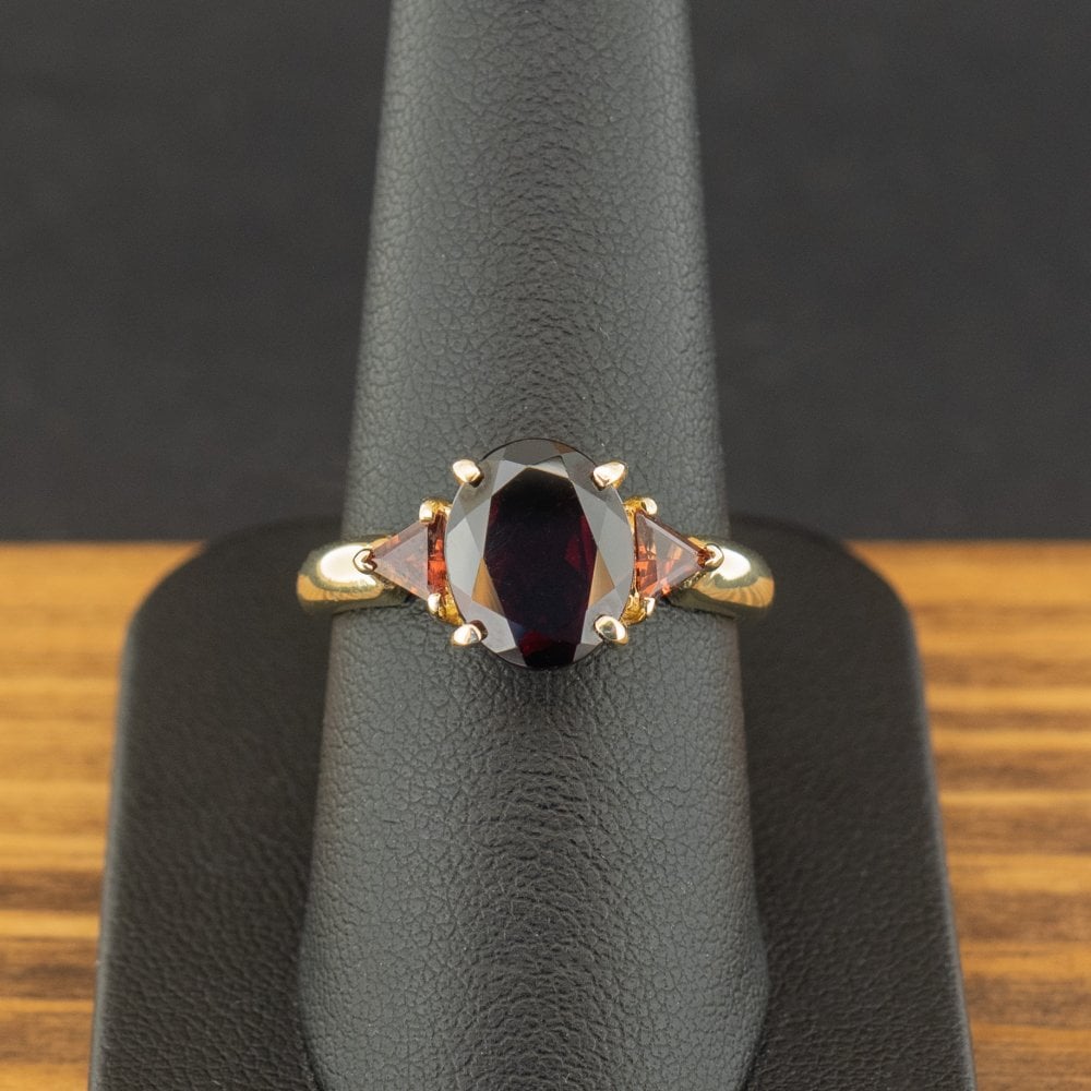 9ct Yellow Gold Garnet Trilogy Ring Size Q 3.3g