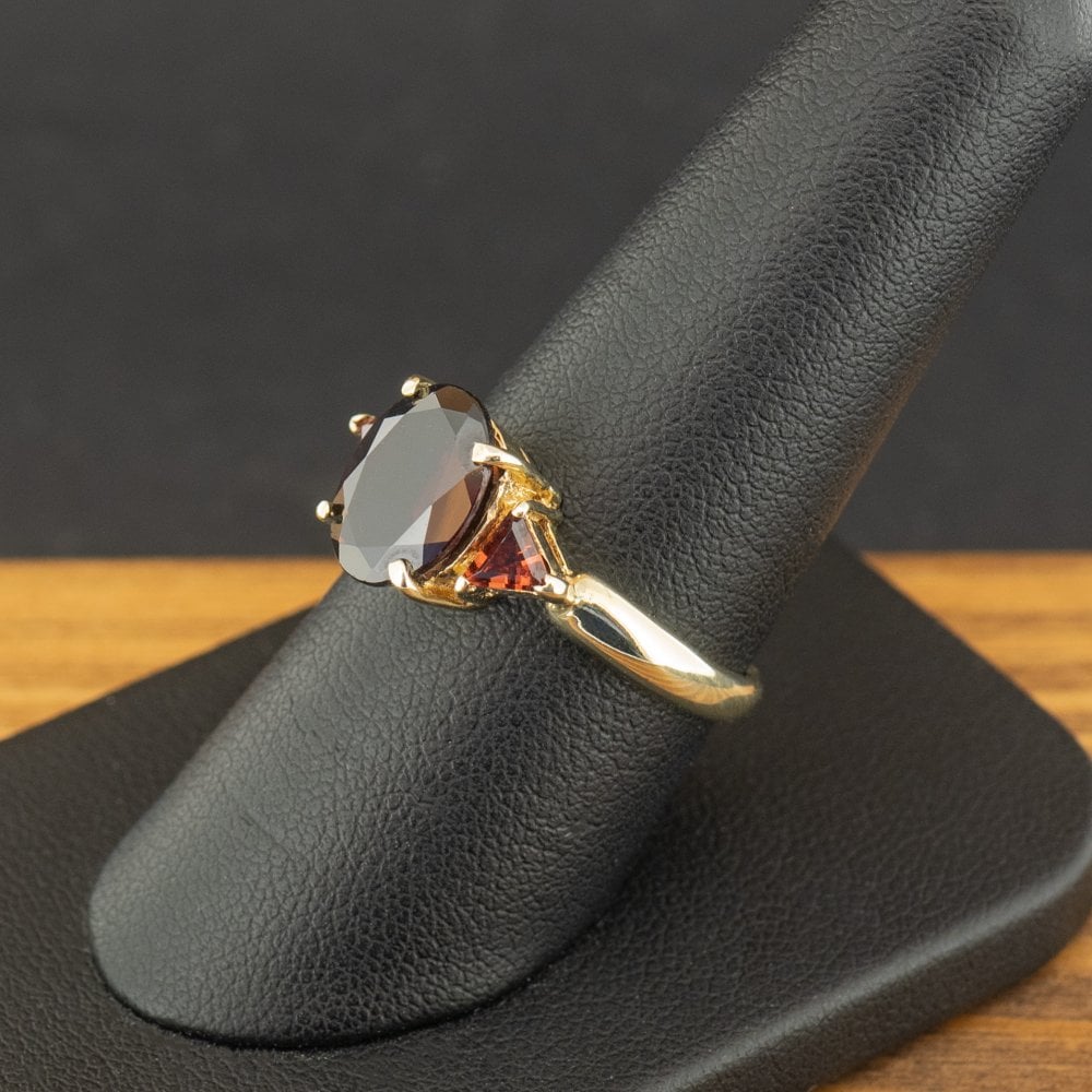 9ct Yellow Gold Garnet Trilogy Ring Size Q 3.3g