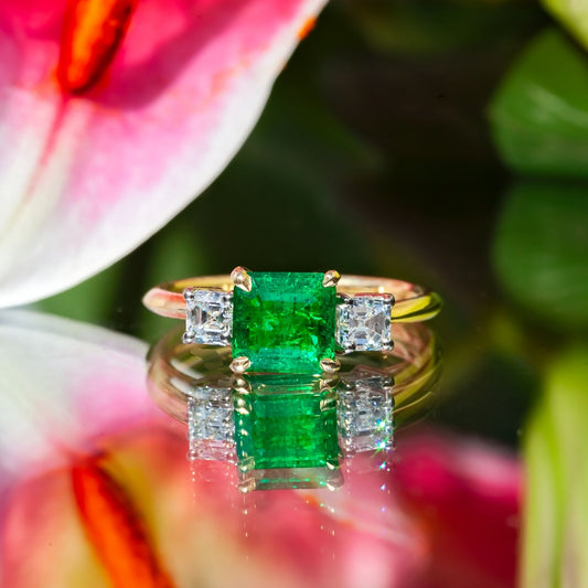 18ct Yellow Gold 1.5ct Zambian Emerald and 0.61ct Diamond Trilogy Ring Size M 3.6g