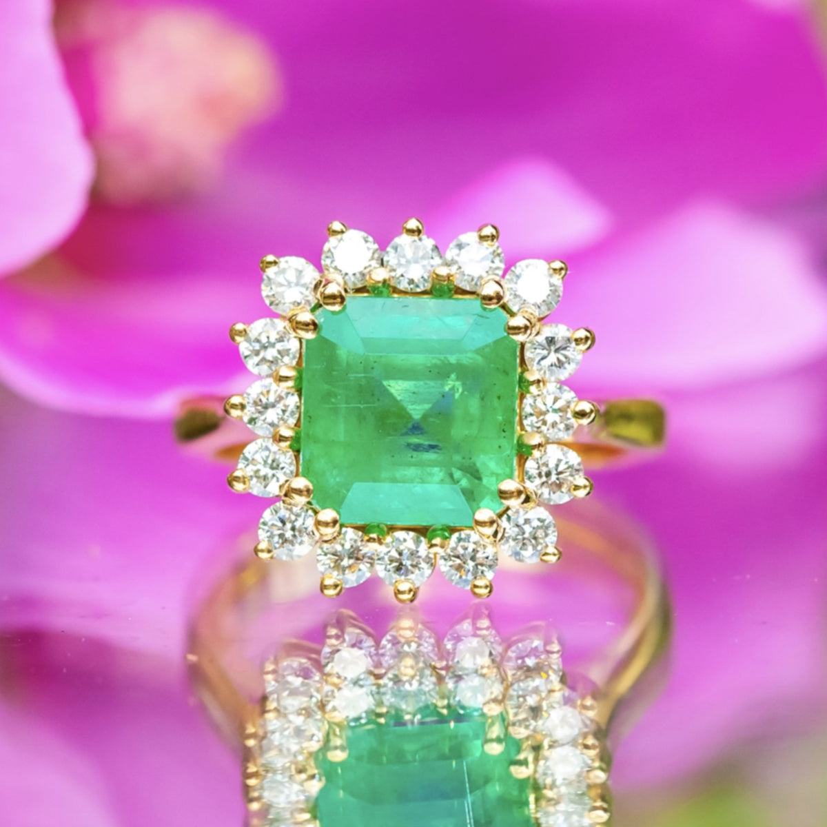18ct Yellow Gold 3.26ct Emerald & 0.8ct Diamond Cluster Ring Size L 5.8g