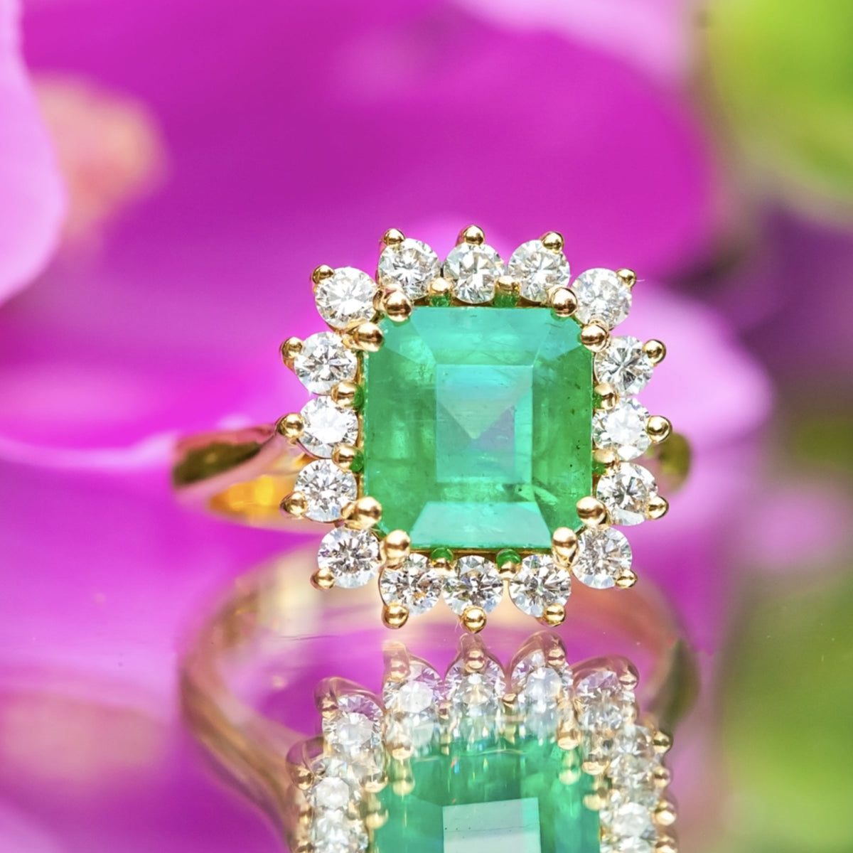 18ct Yellow Gold 3.26ct Emerald & 0.8ct Diamond Cluster Ring Size L 5.8g