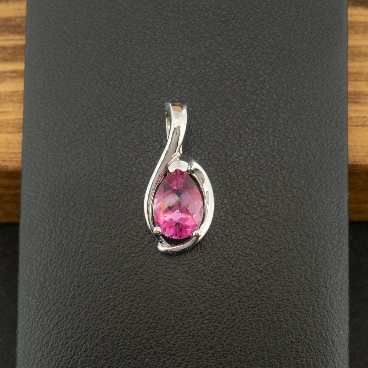 14ct White Gold Pink Stone Pendant 2.4g