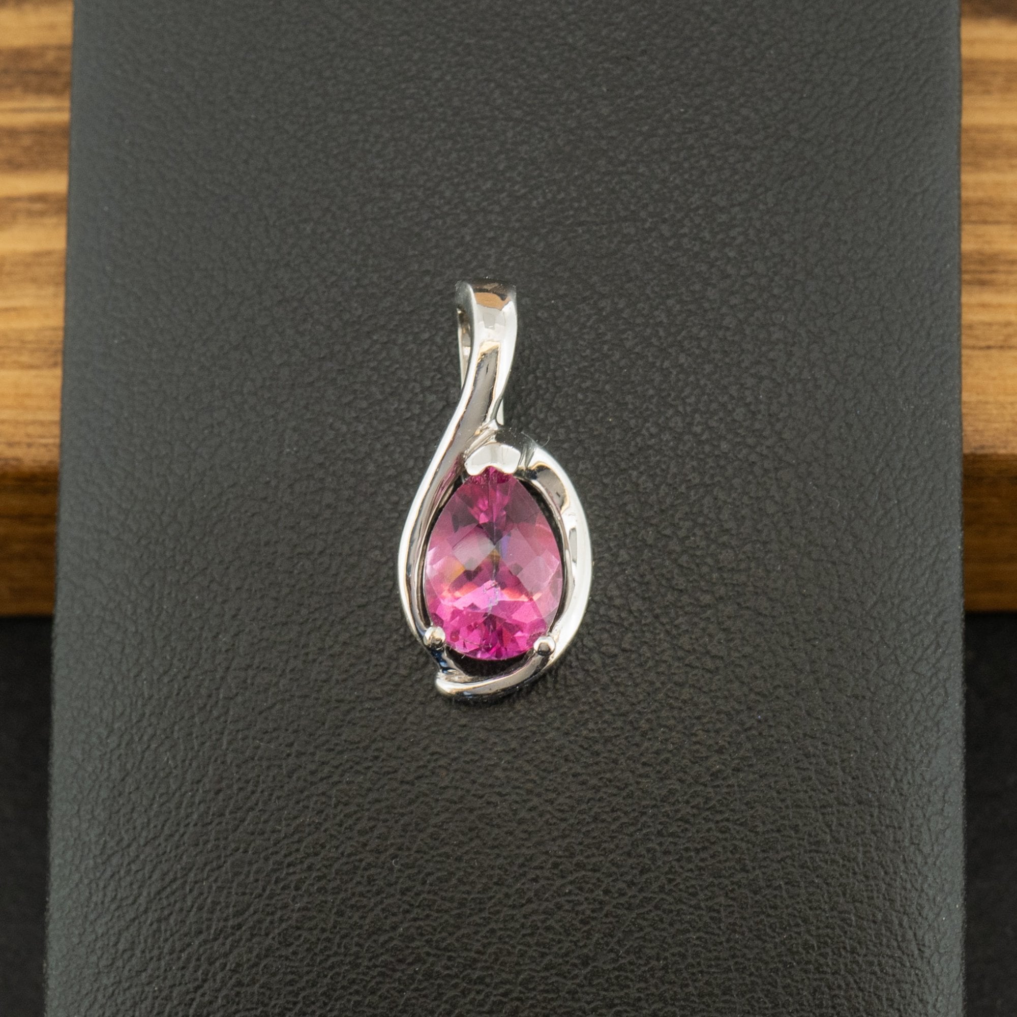 14ct White Gold Pink Stone Pendant 2.4g