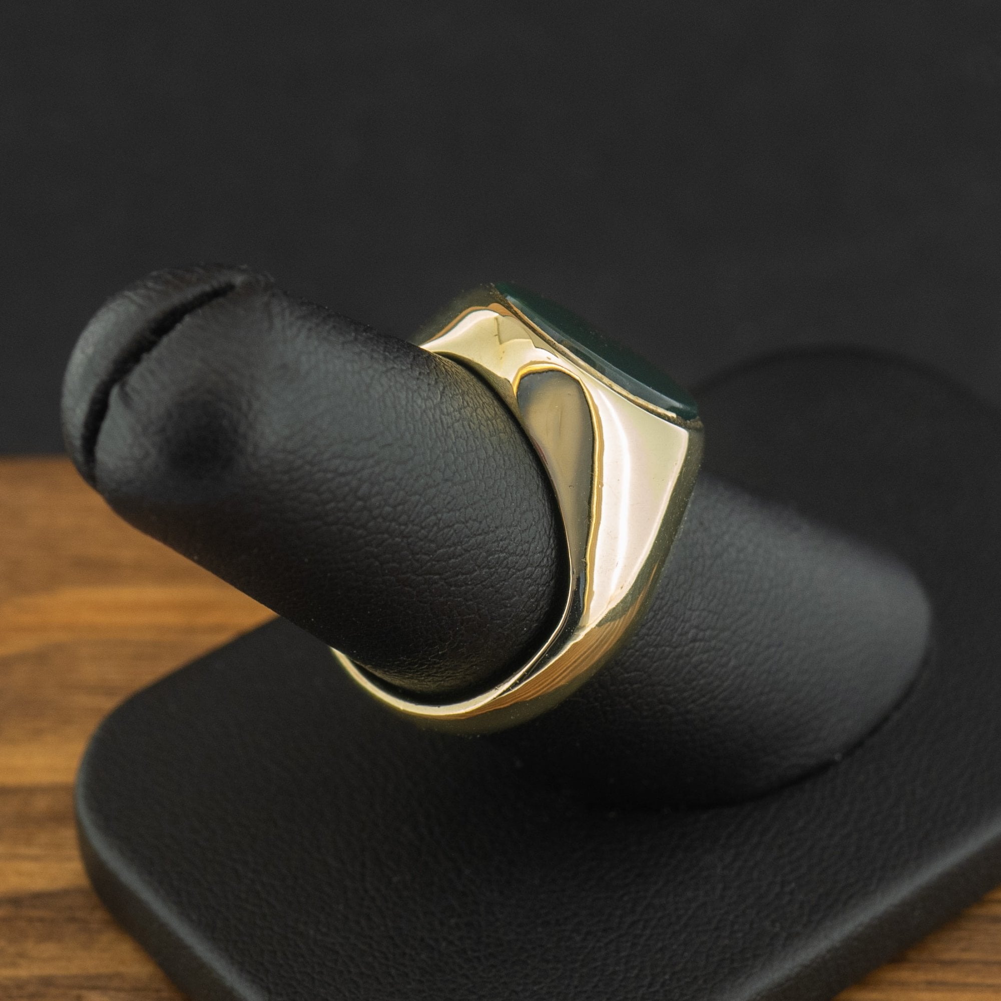 9ct Yellow Gold Bloodstone Signet Ring Size N 8.8g