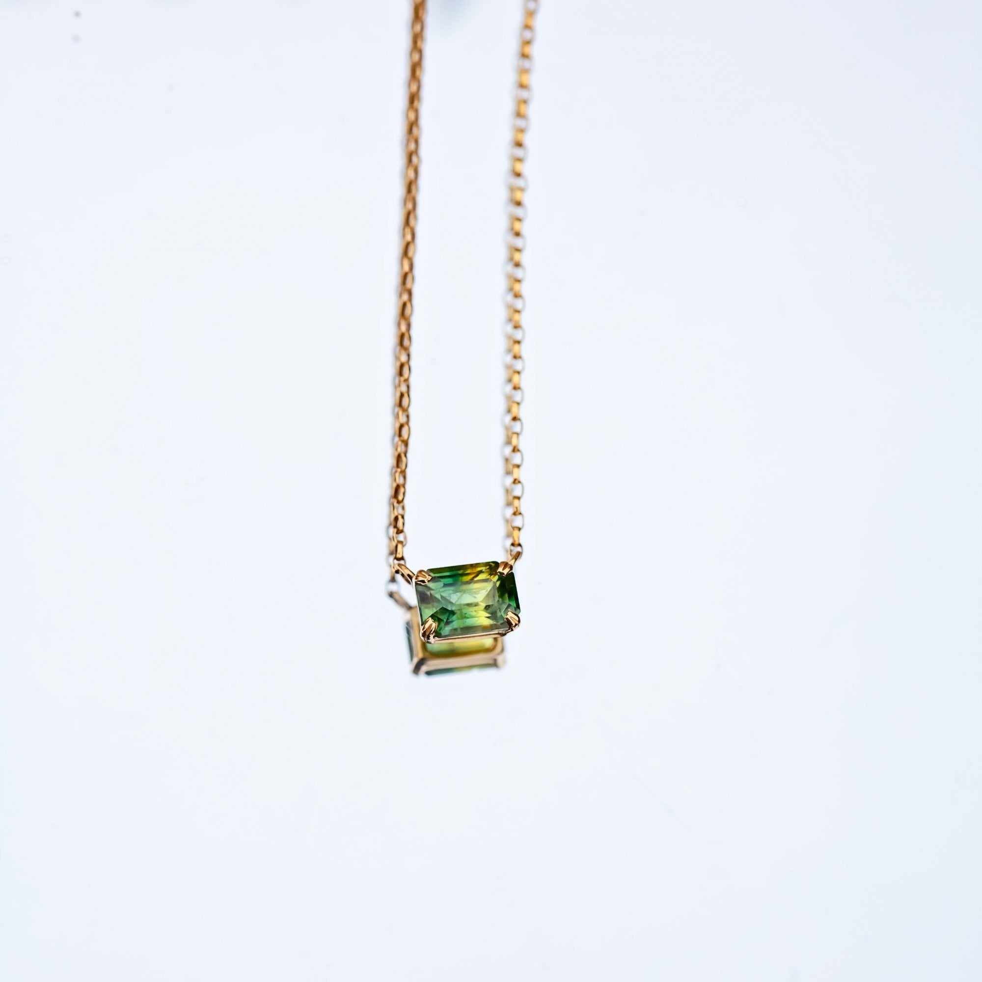 18ct Yellow Gold 1.07ct Green Sapphire East to West Necklace