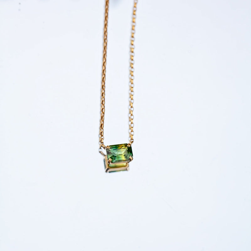 18ct Yellow Gold 1.07ct Green Sapphire East to West Necklace