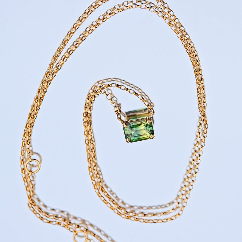 18ct Yellow Gold 1.07ct Green Sapphire East to West Necklace