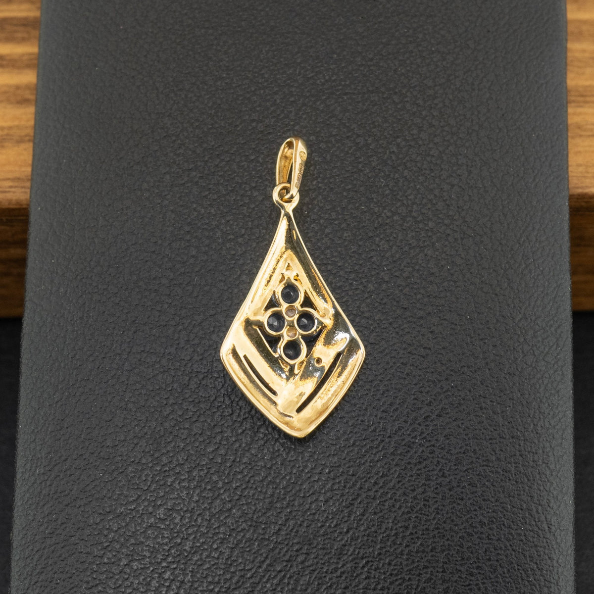 18ct Yellow Gold Sapphire and Diamond Pendant 1.2g