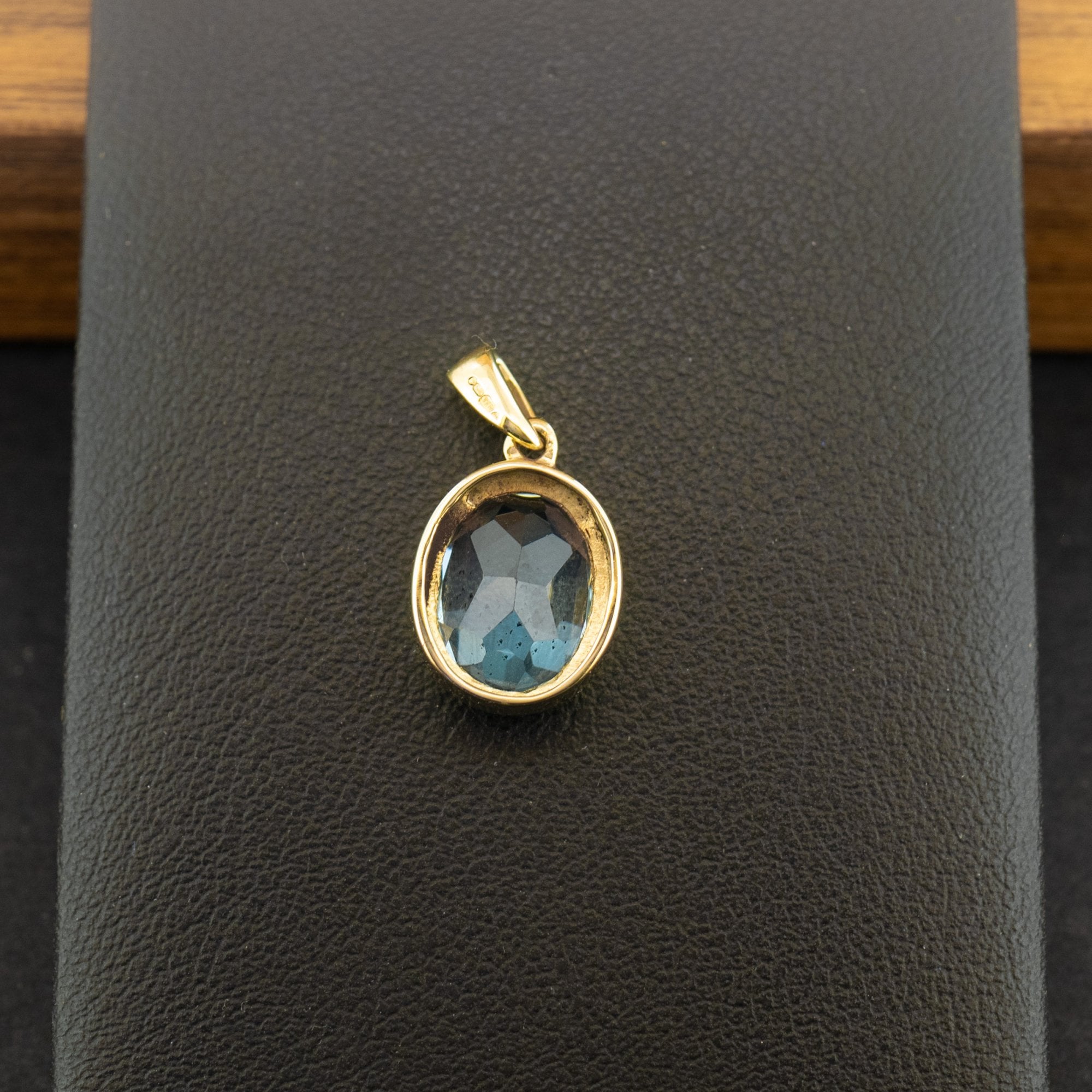 9ct Yellow Gold 3.9ct Topaz Pendant 1.7g