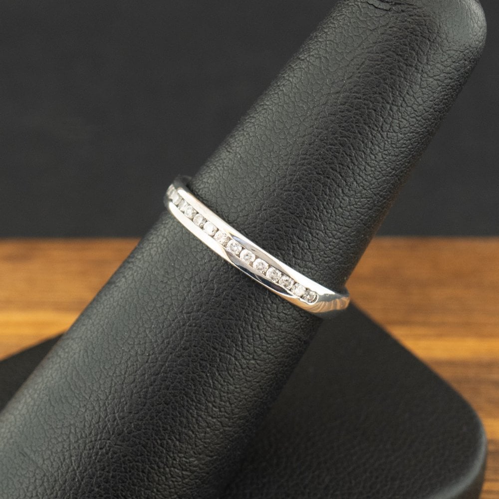 18ct White Gold 0.1ct Diamond Half Eternity Ring Size M 2.0g