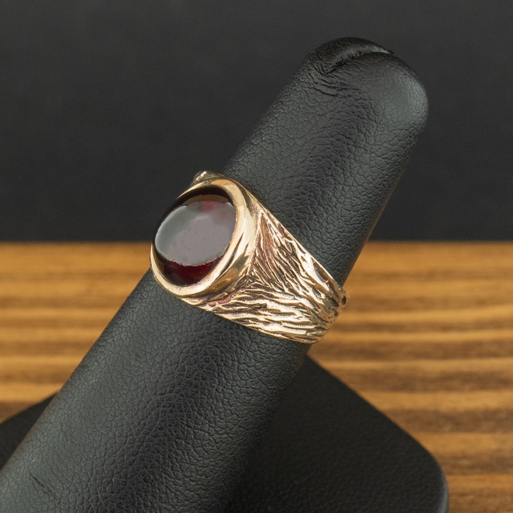 9ct Yellow Gold Red Stone Ring Size K 4.2g