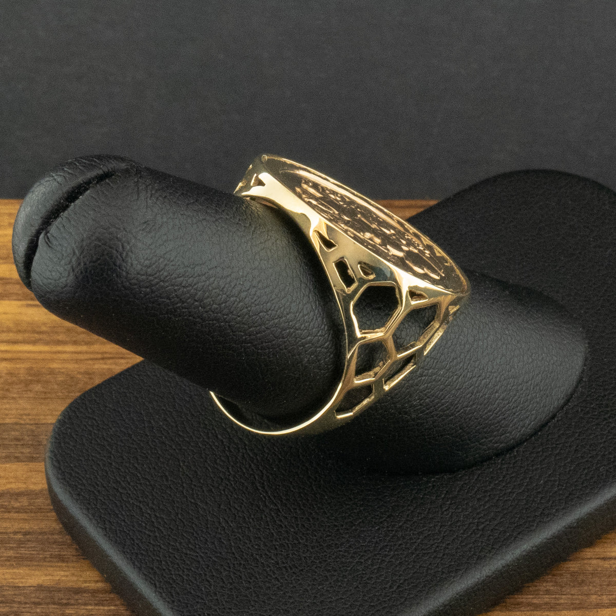 9ct Yellow Gold St George Ring Size Q 3g