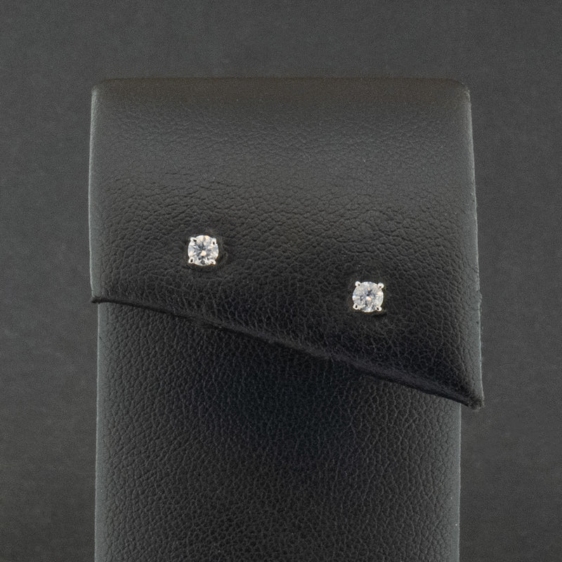 18ct White Gold 0.21ct Diamond Stud Earrings 0.8g
