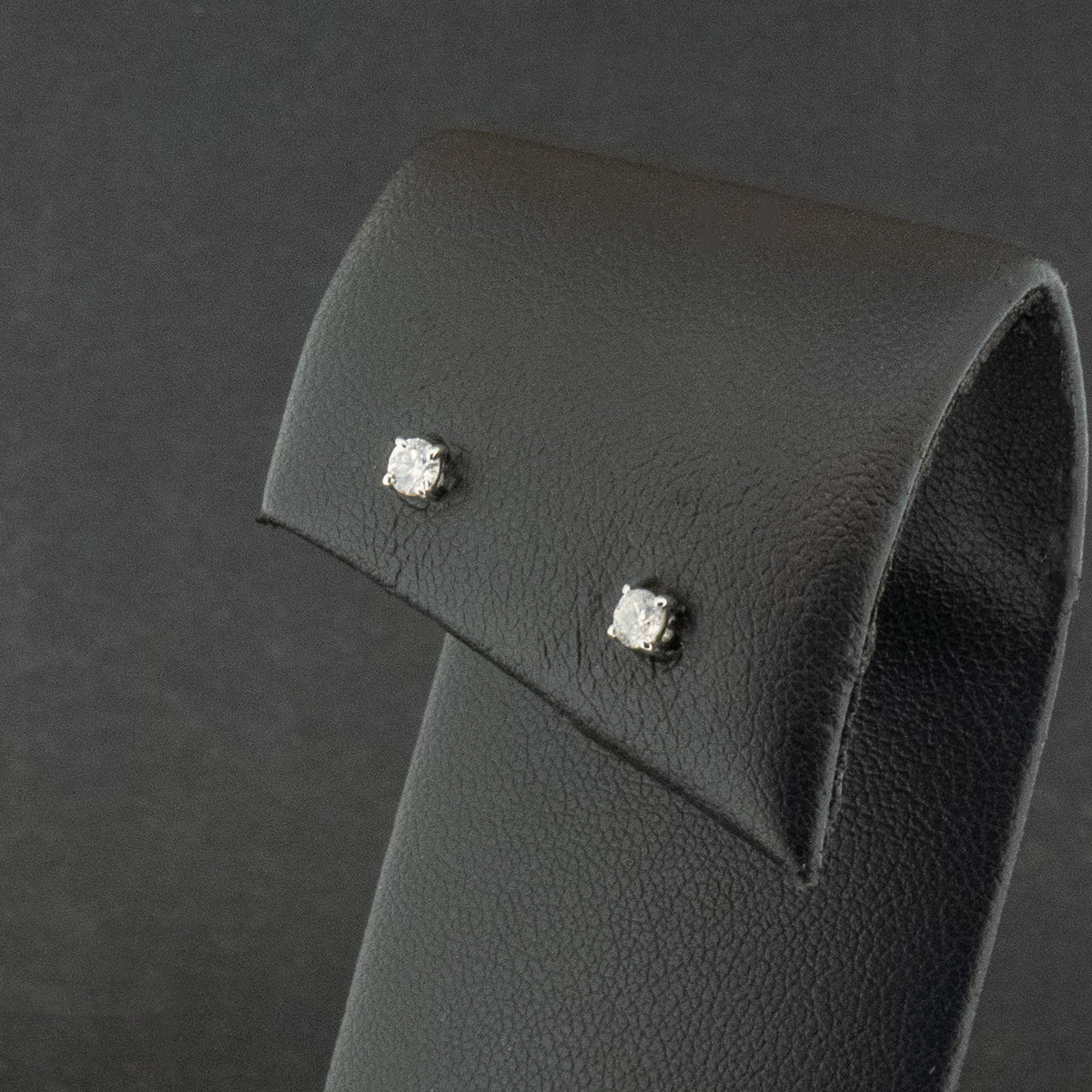 18ct White Gold 0.21ct Diamond Stud Earrings 0.8g