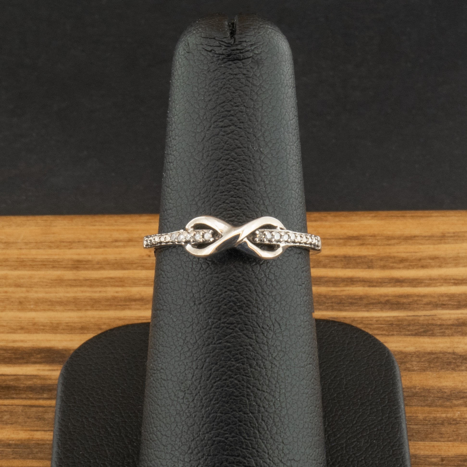 9ct White Gold Diamond Infinity Ring Size K 1.6g