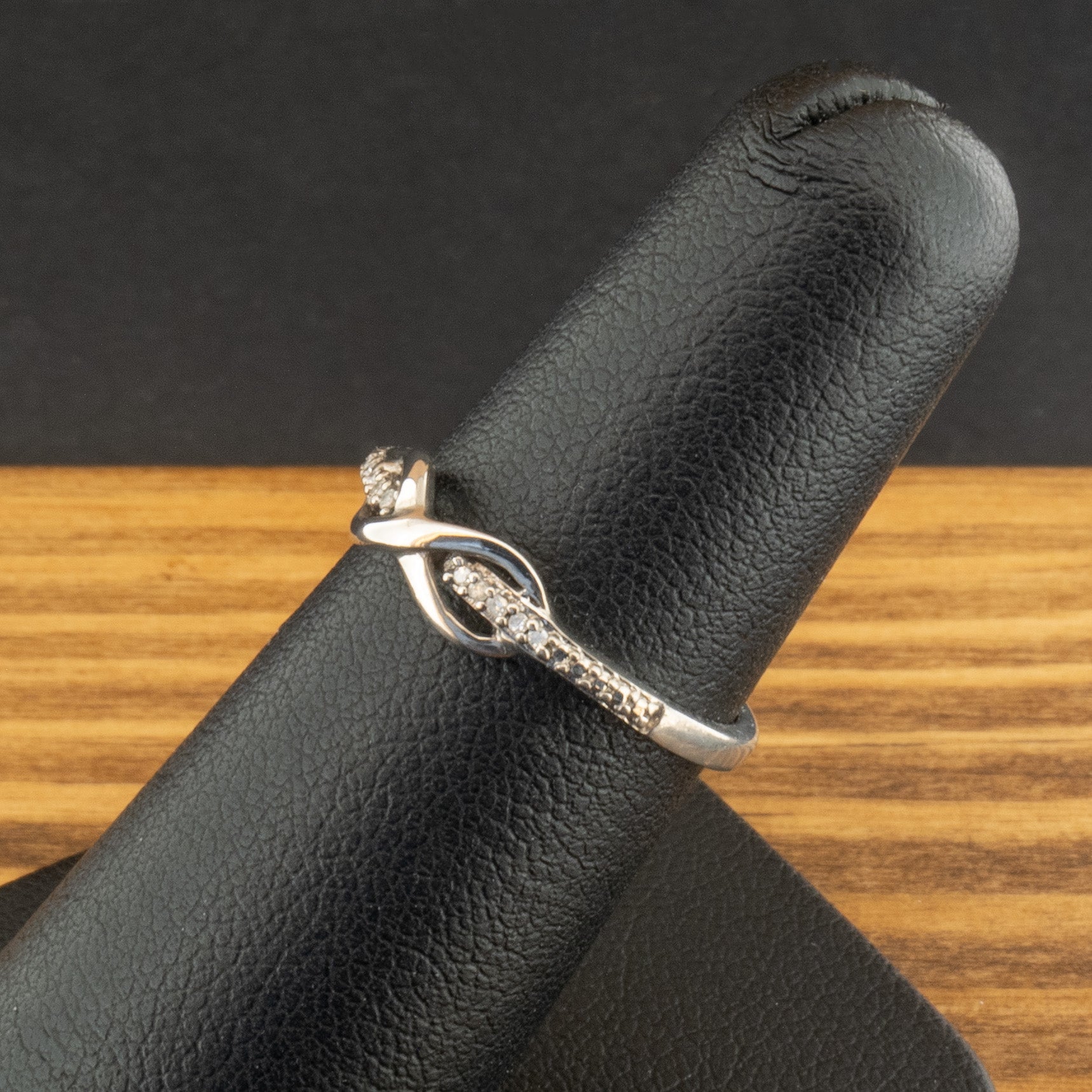 9ct White Gold Diamond Infinity Ring Size K 1.6g