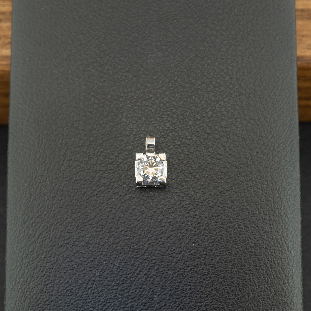 18ct White Gold 0.3ct Diamond Solitaire Pendant 0.6g