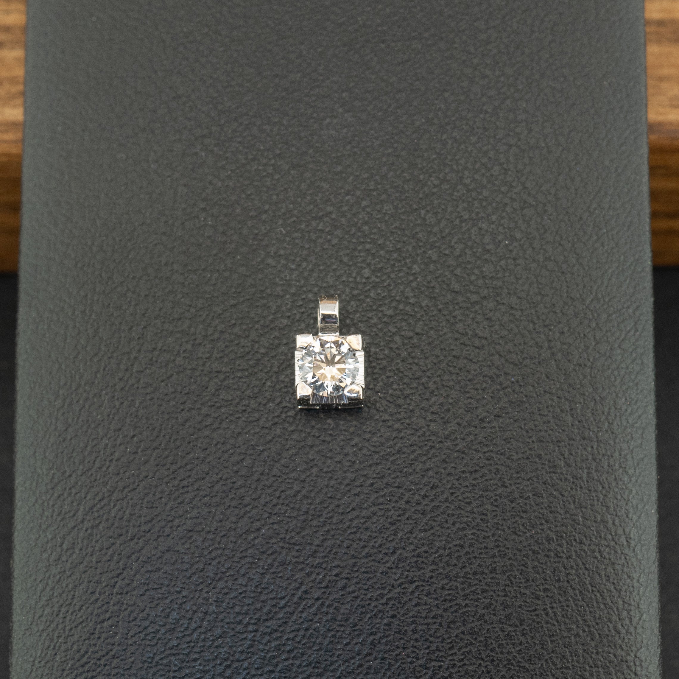 18ct White Gold 0.3ct Diamond Solitaire Pendant 0.6g