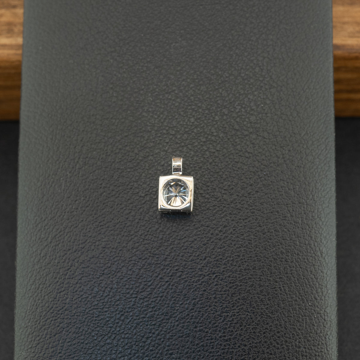 18ct White Gold 0.3ct Diamond Solitaire Pendant 0.6g