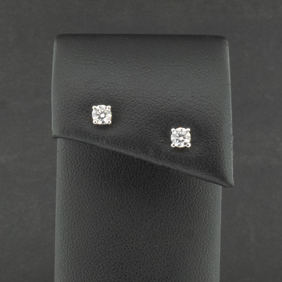 18ct White Gold 0.5ct Diamond Stud Earrings 1.2g