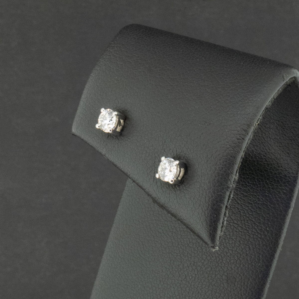 18ct White Gold 0.5ct Diamond Stud Earrings 1.2g