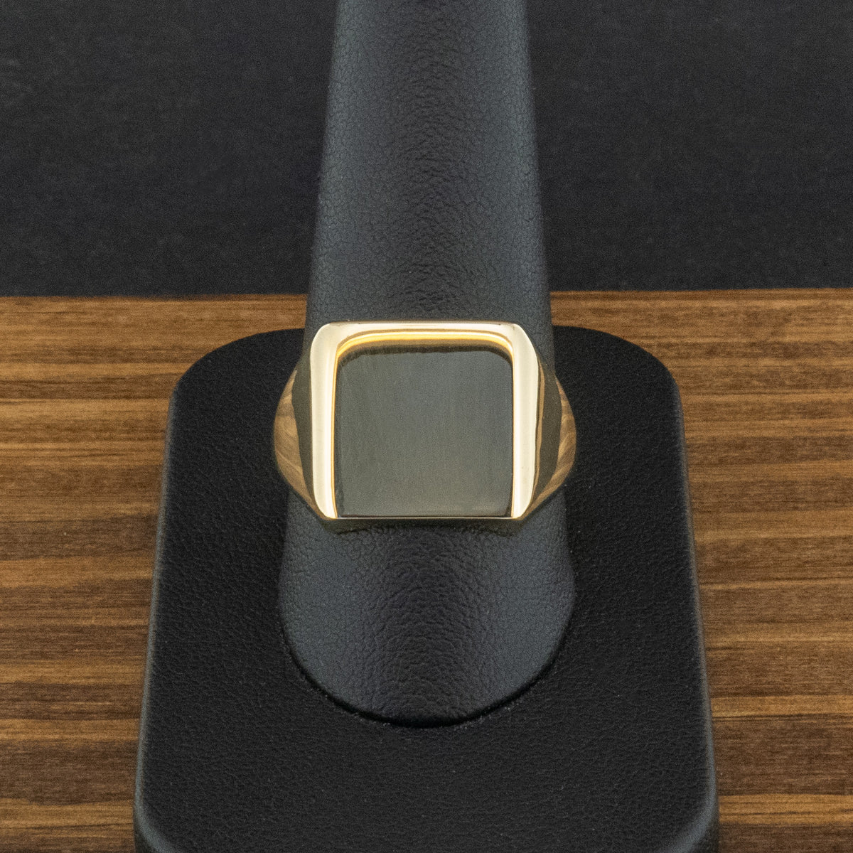 9ct Yellow Gold Square Signet Ring Size Y 8.7g