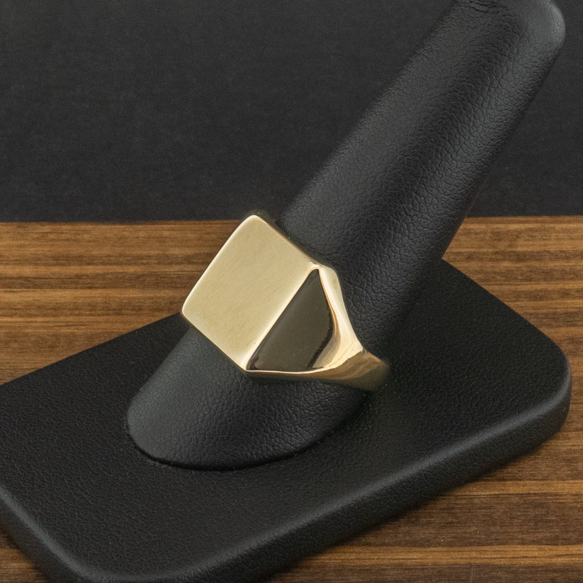 9ct Yellow Gold Square Signet Ring Size Y 8.7g