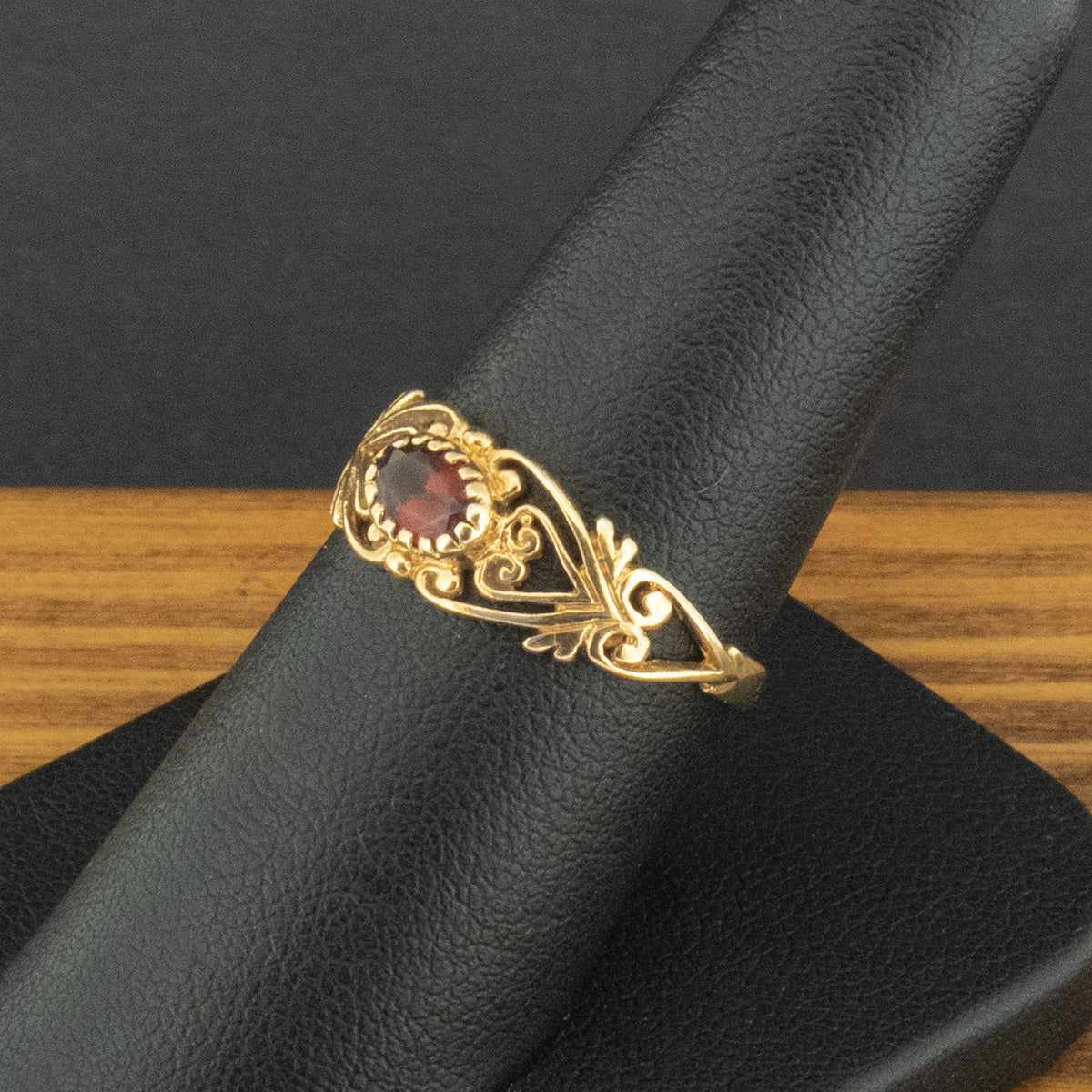 9ct Yellow Gold Garnet Ring Size O 1/2 1.9g