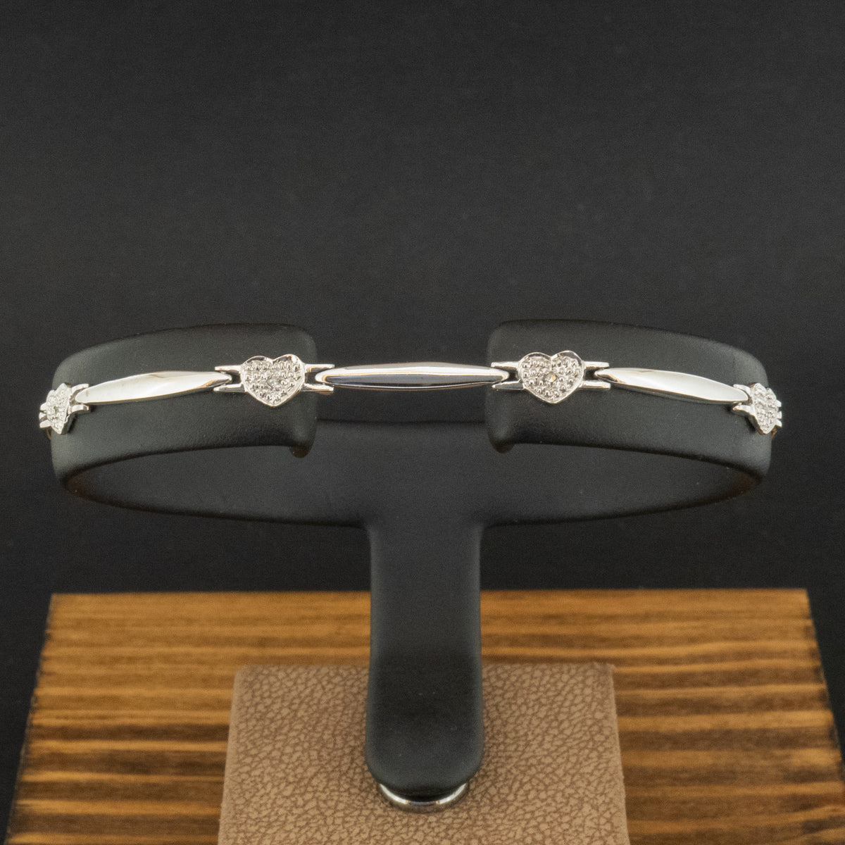 9ct White Gold Diamond Heart 7.5 Inch Bracelet 4g