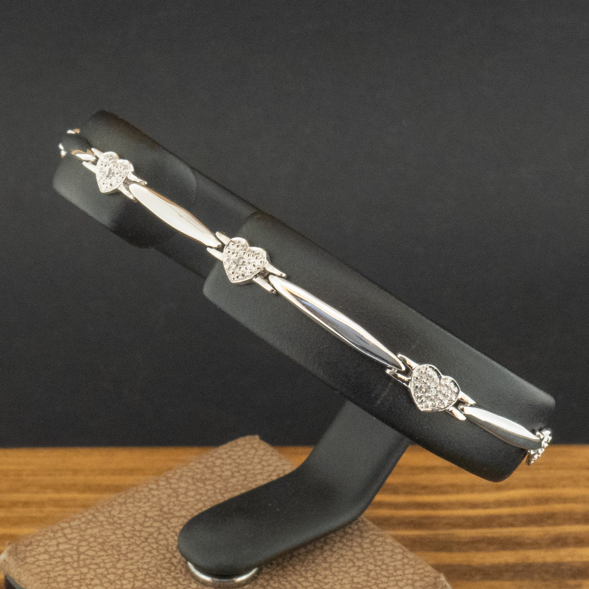9ct White Gold Diamond Heart 7.5 Inch Bracelet 4g