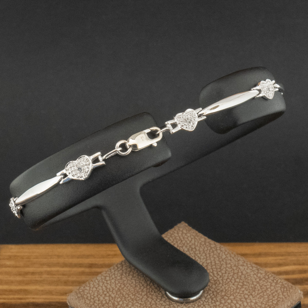 9ct White Gold Diamond Heart 7.5 Inch Bracelet 4g