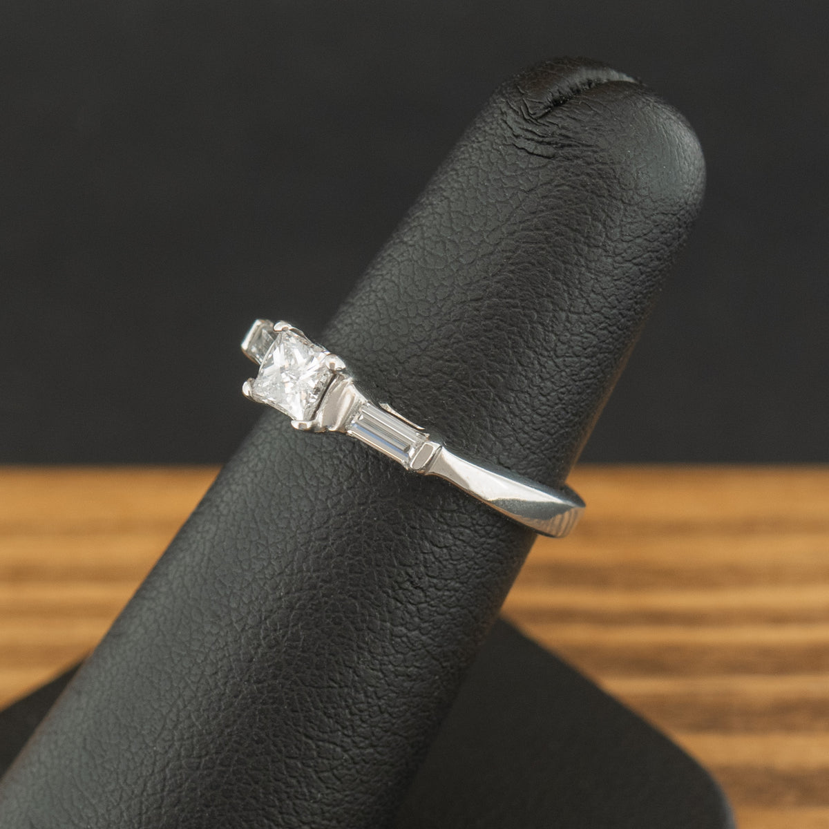 14ct White Gold 0.5ct Princess Cut Diamond Trilogy Ring Size J 3.2g
