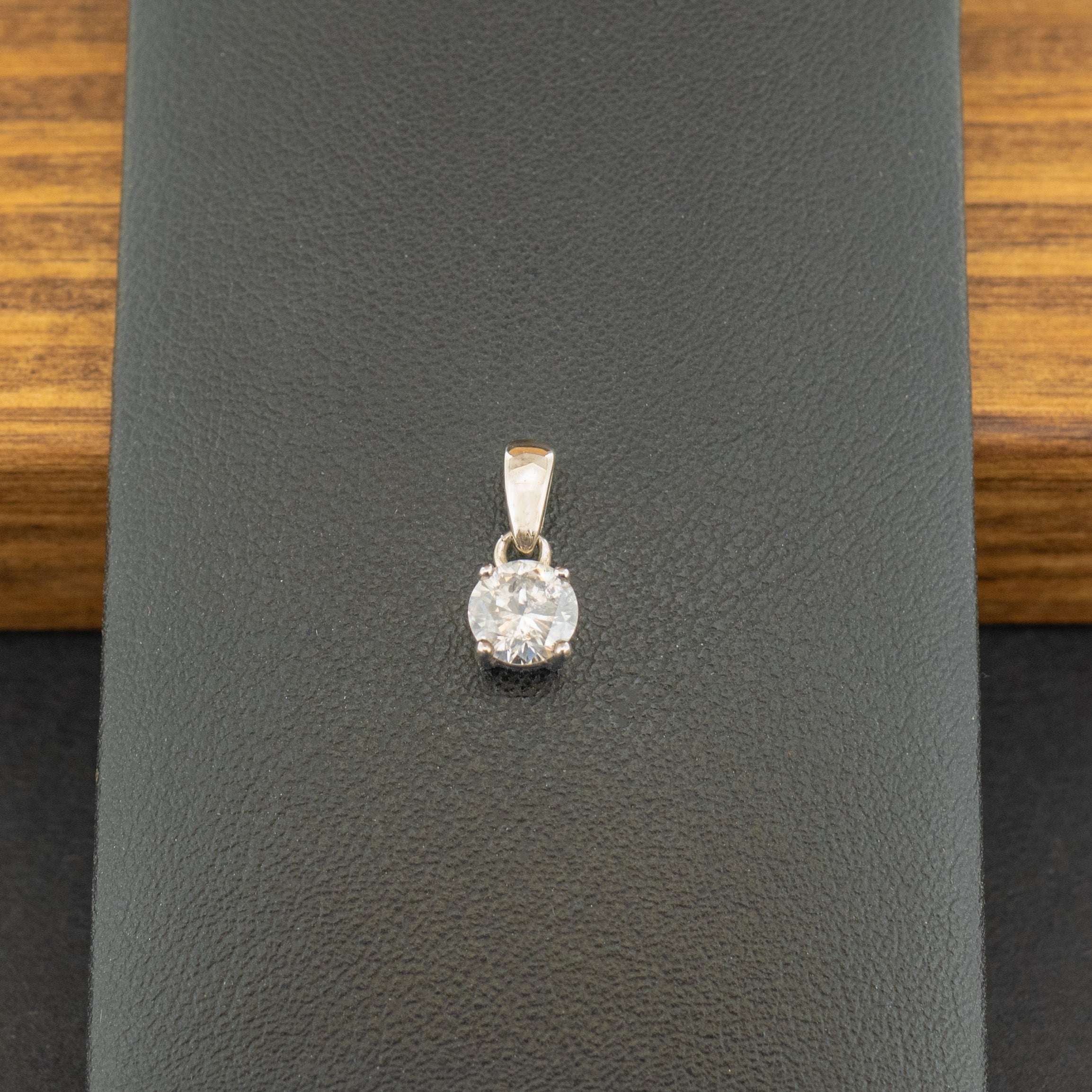 9ct White Gold 0.6ct Diamond Pendant 0.75g