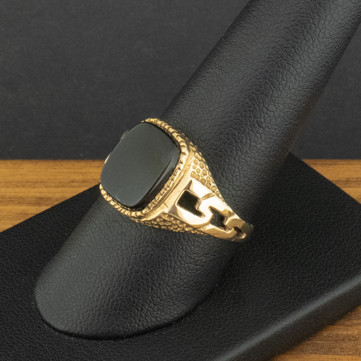 9ct Yellow Gold Black Stone Signet Ring Size R 1/2 3.6g