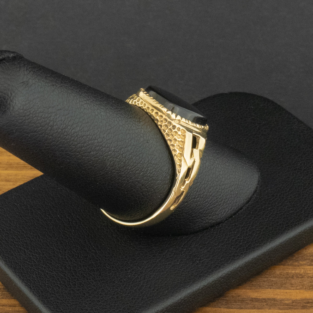 9ct Yellow Gold Black Stone Signet Ring Size R 1/2 3.6g