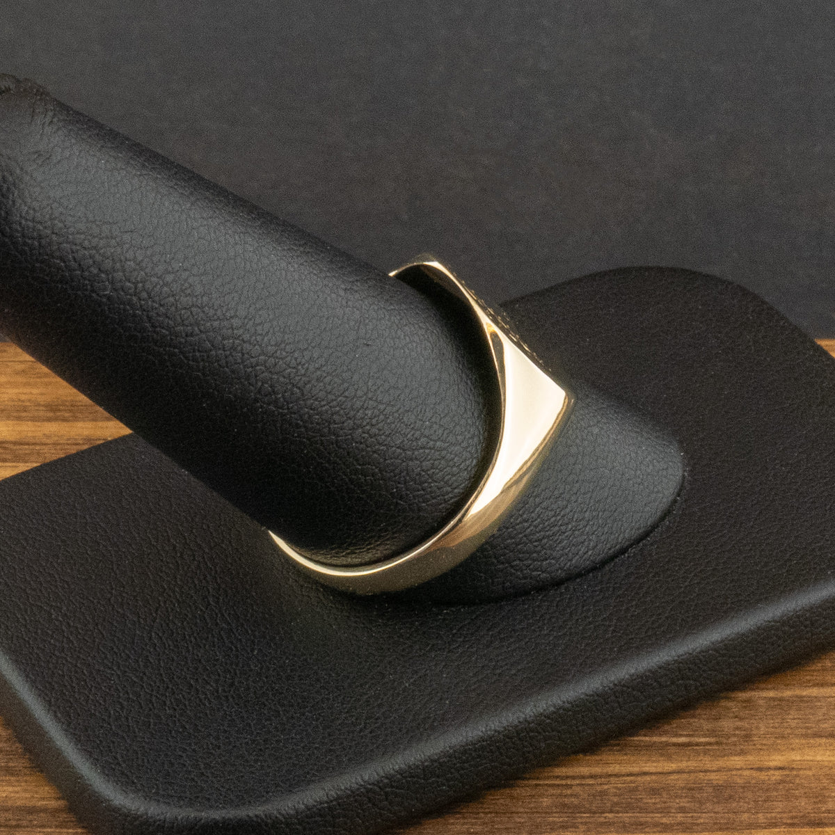 9ct Yellow Gold Signet Ring Size V 1/2 3.4g