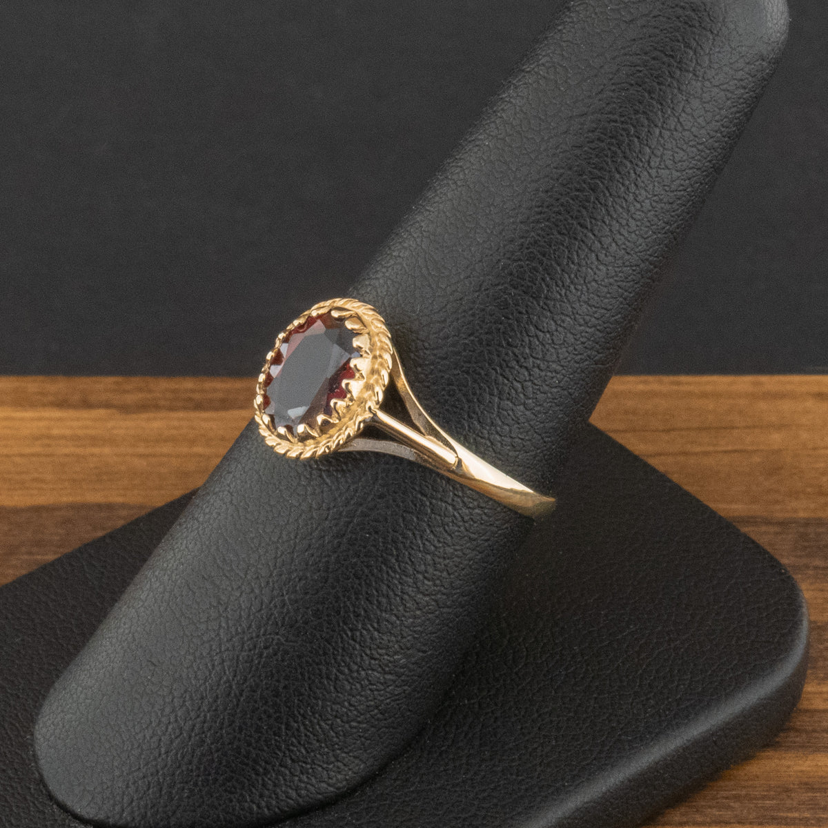 9ct Yellow Gold Garnet Ring Size P 1.6g