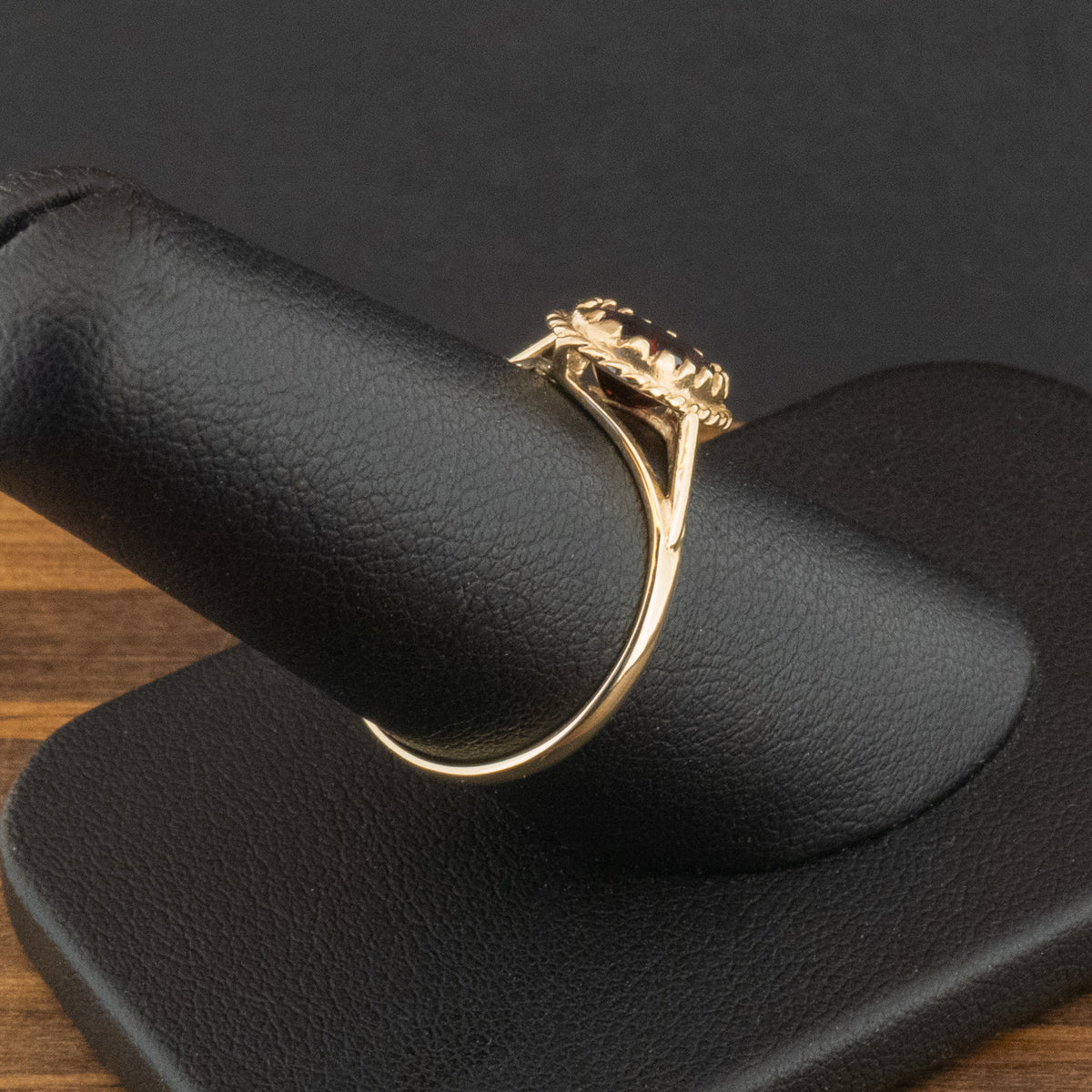 9ct Yellow Gold Garnet Ring Size P 1.6g