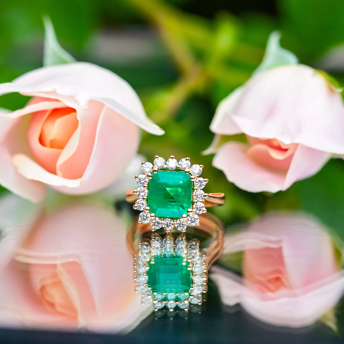 18ct Yellow Gold 3.26ct Emerald & 0.8ct Diamond Cluster Ring Size L 5.8g