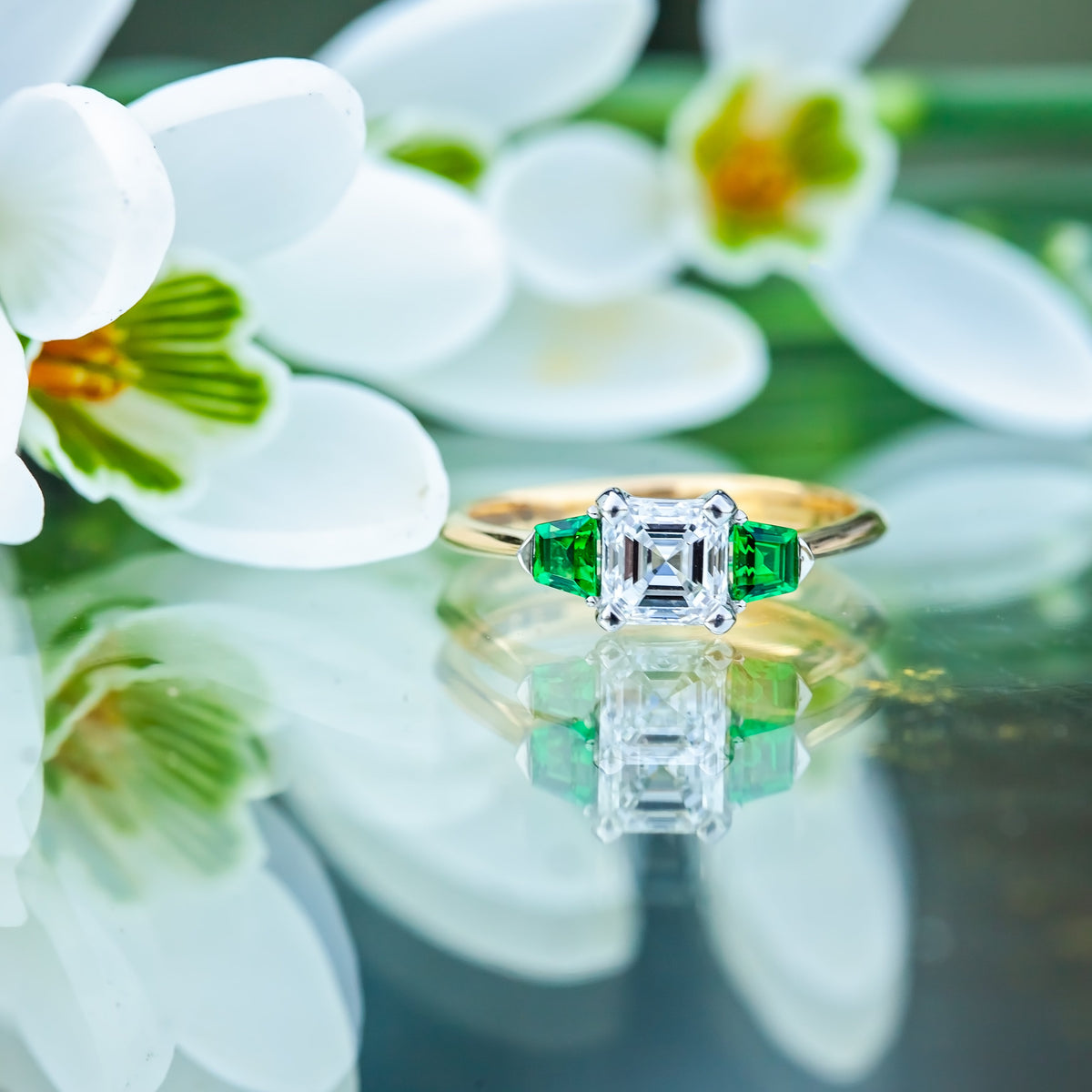 18ct Yellow Gold 0.91ct E/VS2 Diamond & Tsavorite Trilogy Ring Size L 2.9g